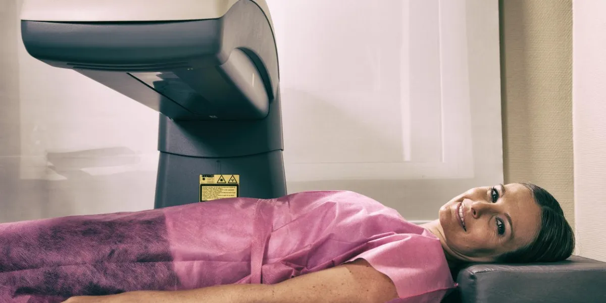 femme dans sa quarantaine en cours de balayage à la machine de densitomètre osseuse
