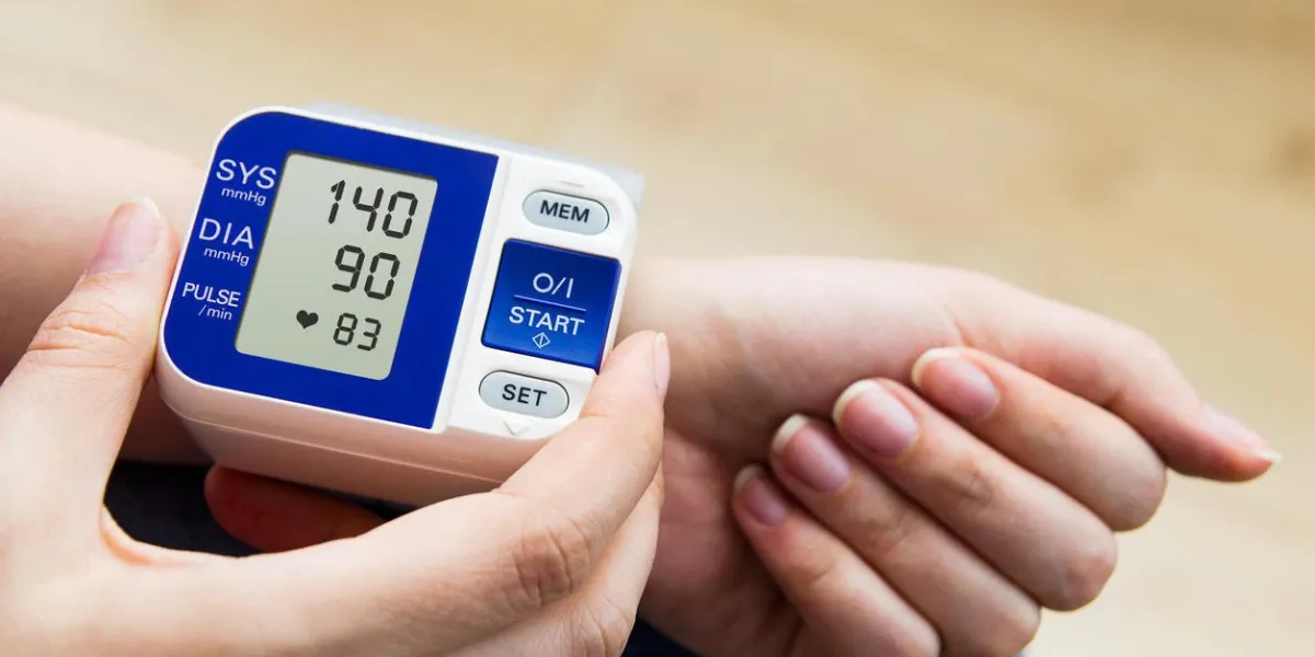 femme hypertension artérielle mesure la pression