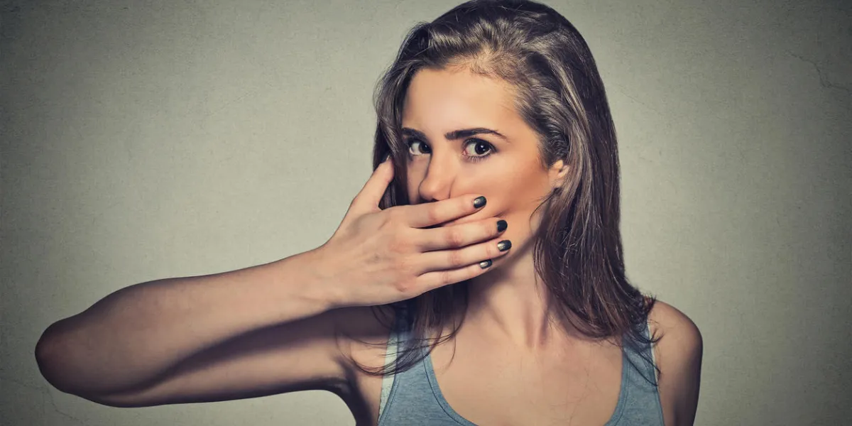 closeup, portrait, de, effrayé, jeune femme, couverture, à, main, elle, bouche, isolé, sur, gris, mur, fond