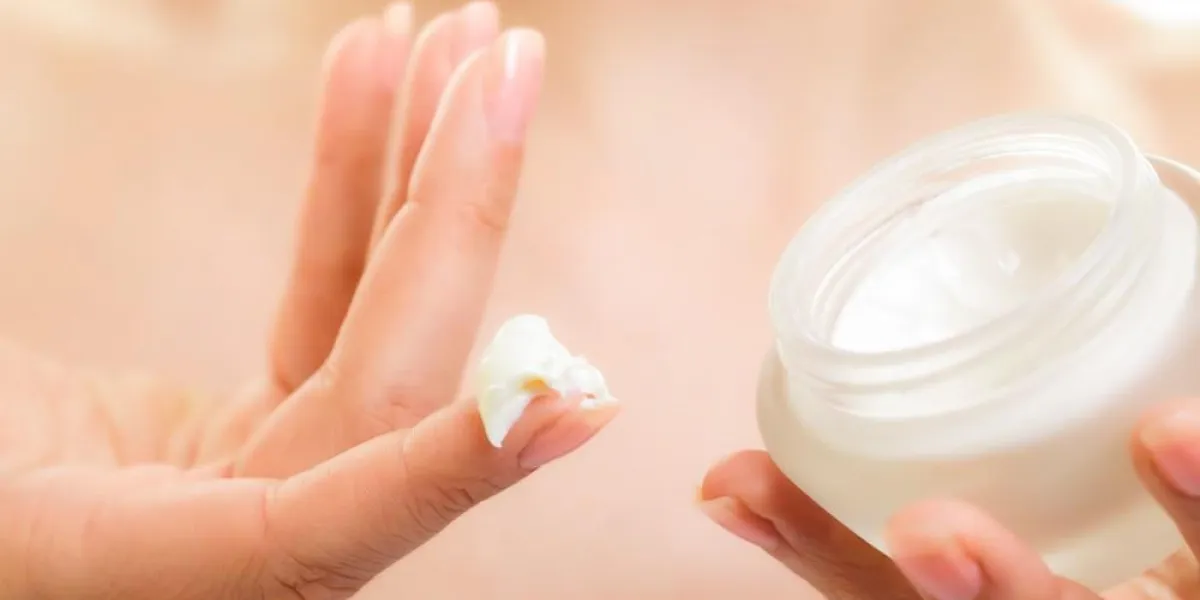 femme de soins de la peau en prenant soin de son teint hydraté crème hydratante dans les mains féminines traitement de beauté isolé