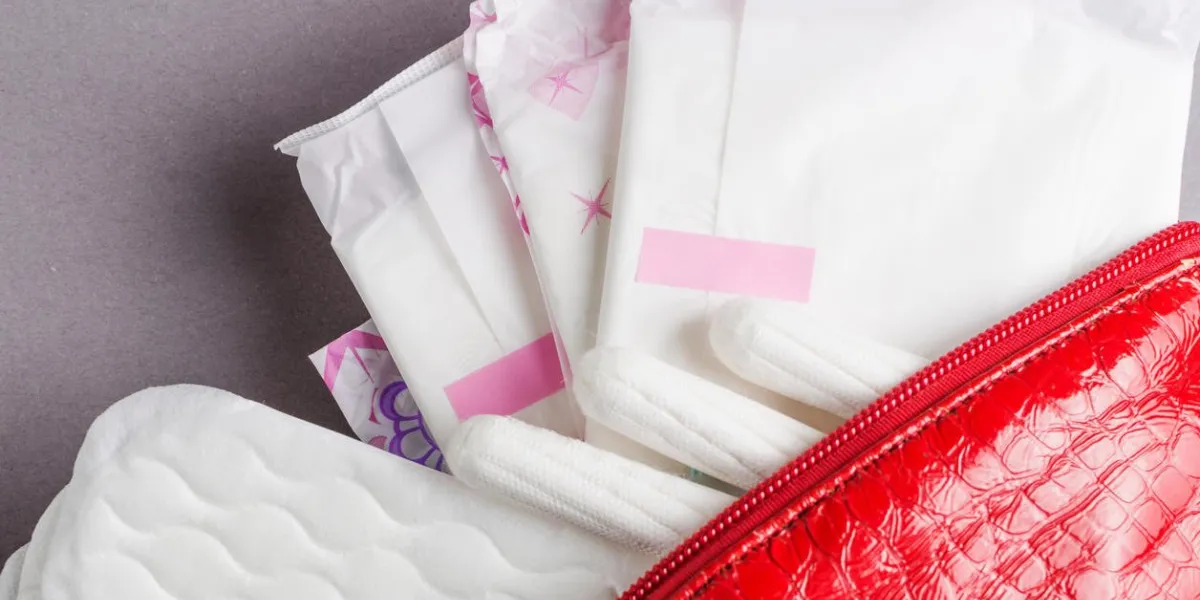 tampons et coussinets menstruels dans le sac cosmétique menstruation cycle hygiène et protection