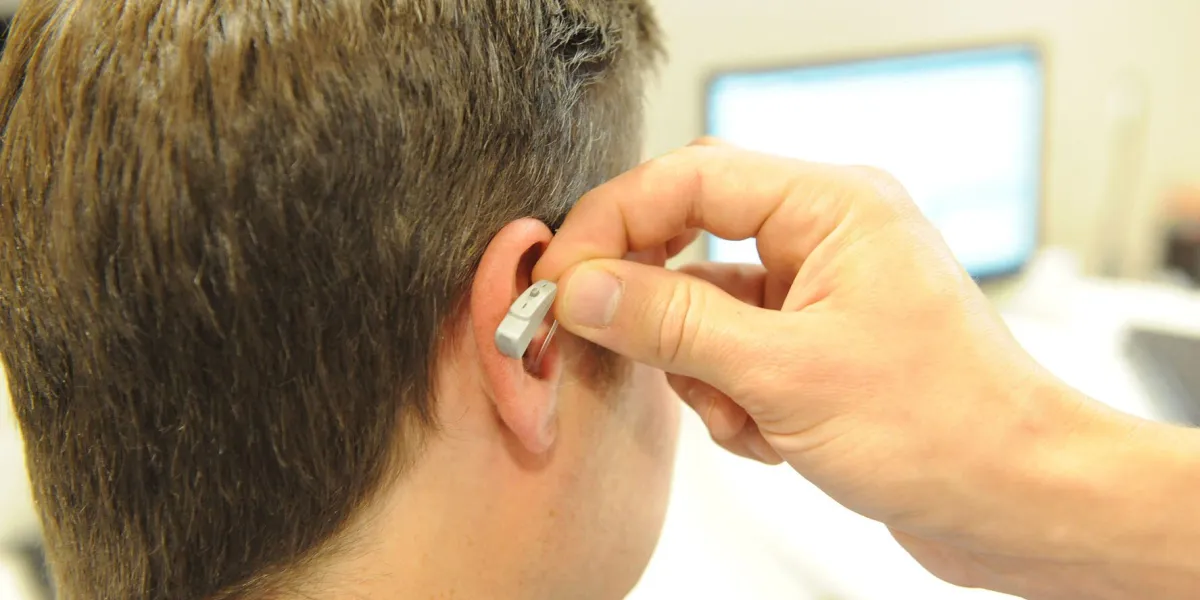 mise en place d'une prothèse auditive , establishment of a hearing aid [at]