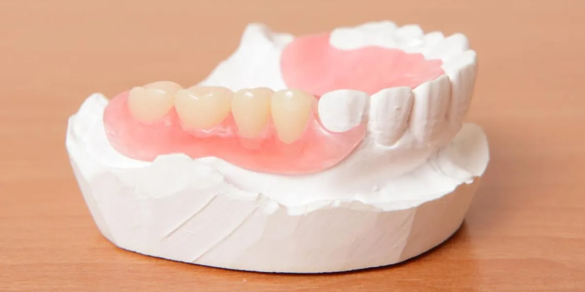 prothèse en acrylique (fausses dents) sur la table