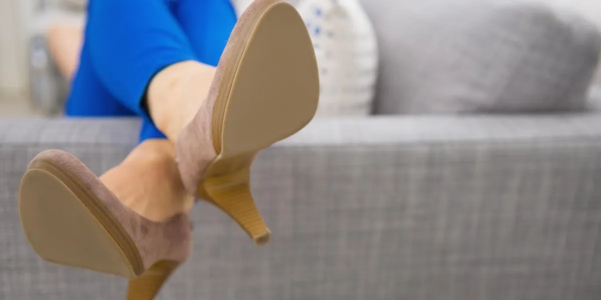 gros plan sur les jambes portant sur la femme de canapé