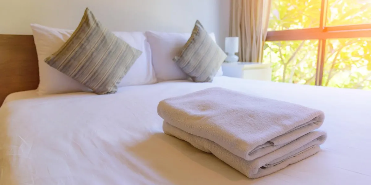 serviette sur le lit