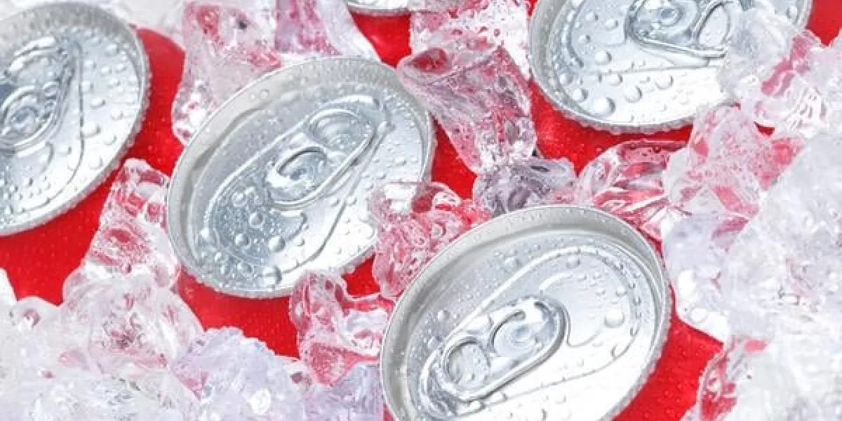 gros plan de canettes de soda dans la glace avec de la condensation