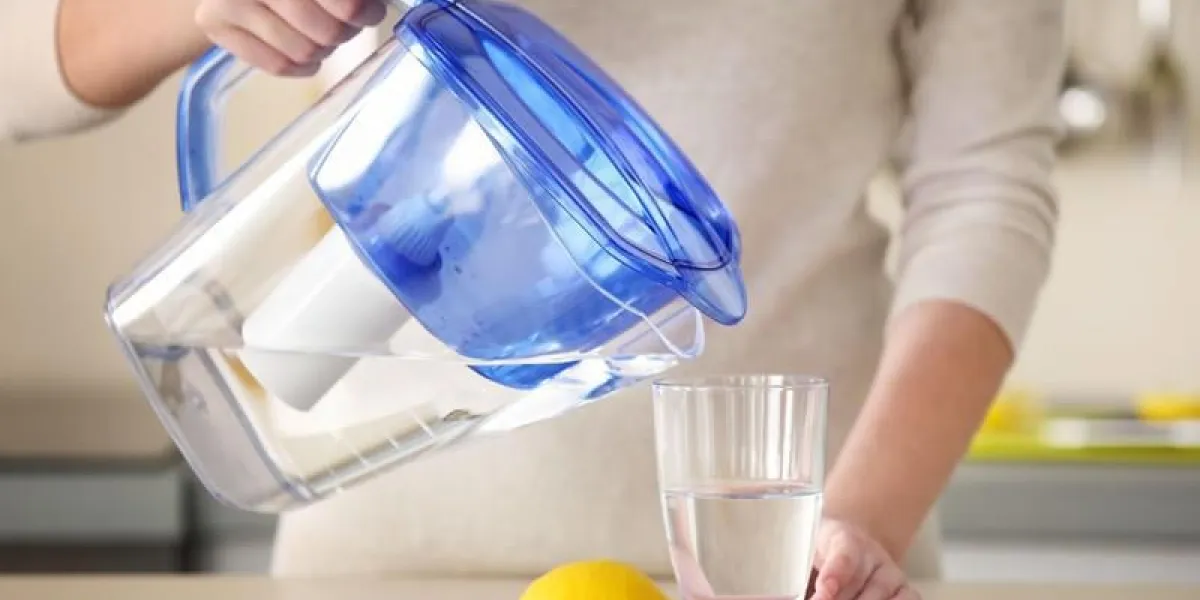 femme, verser, eau, depuis, filtre, cruche, dans, verre, dans, les, cuisine