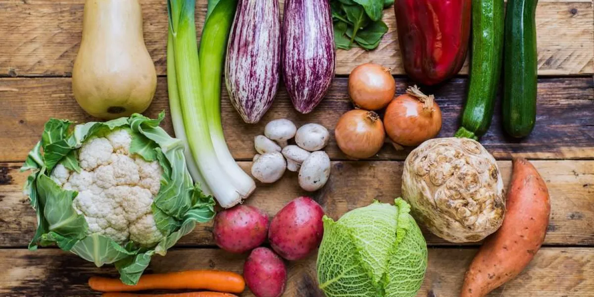 légumes biologiques placés sur la planche de bois