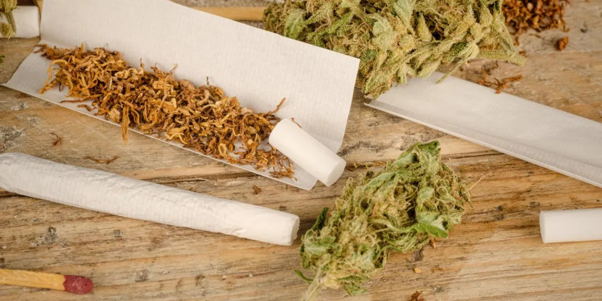 ingrédients pour rouler un joint sur une table en bois rustique