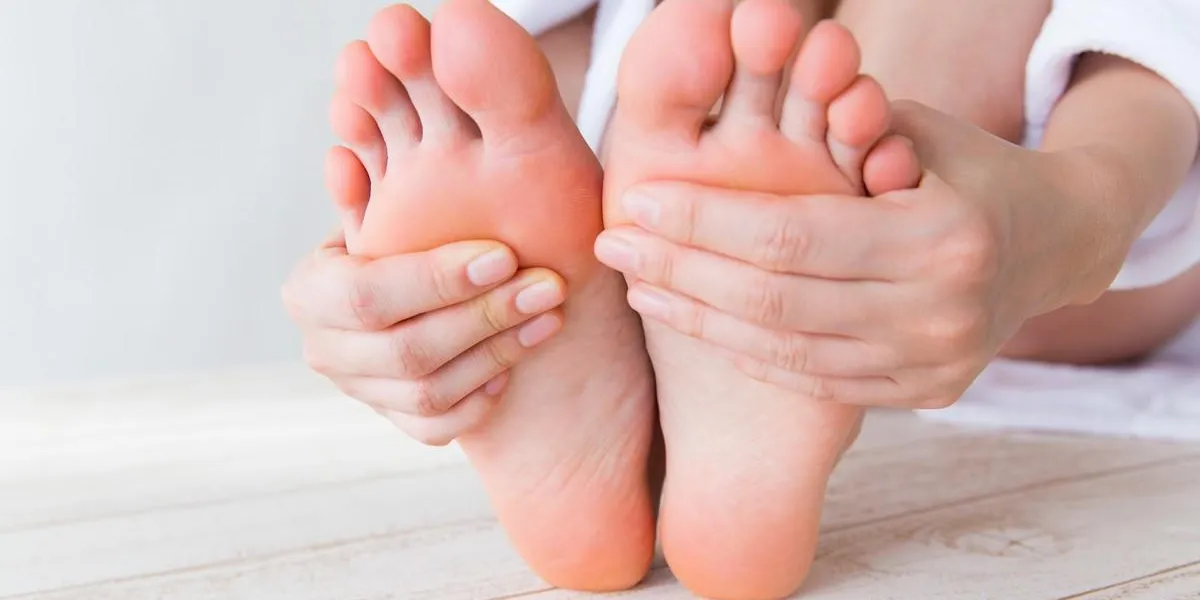 足裏を触る女性