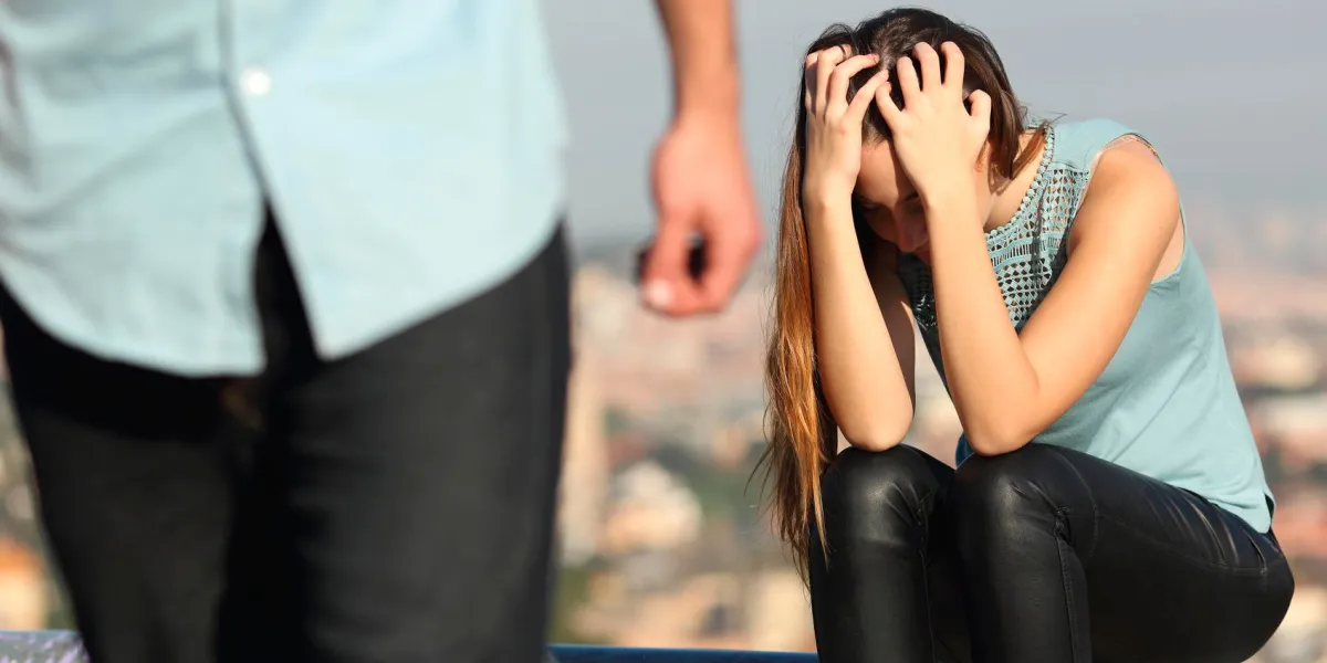 rupture d'un couple avec méchant et copine triste avec une ville en arrière-plan