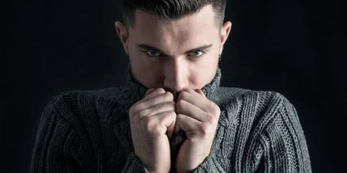 homme intense bouchent portrait sur fond sombre