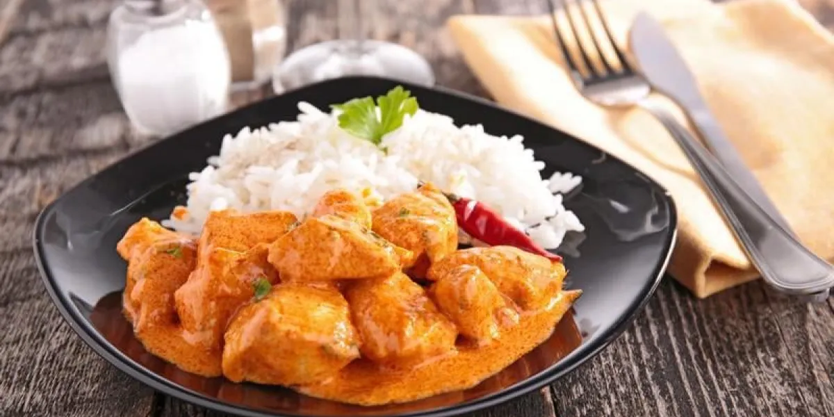 poulet cuit avec sauce au curry
