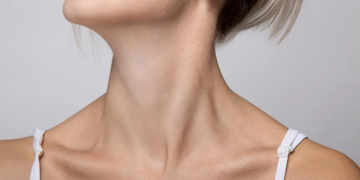 le menton et le cou de la femme sur fond gris