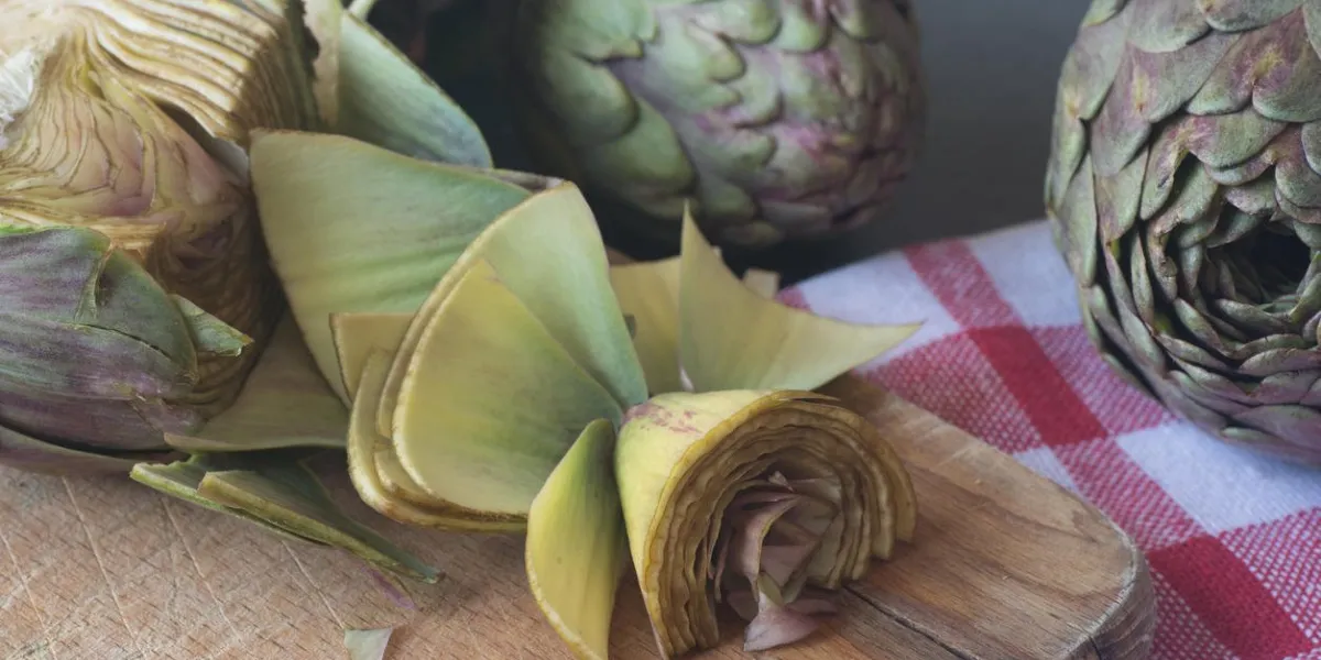 artichauts crus frais sur la table