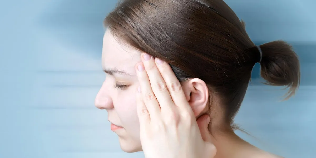 jeune femme touchant sa tête