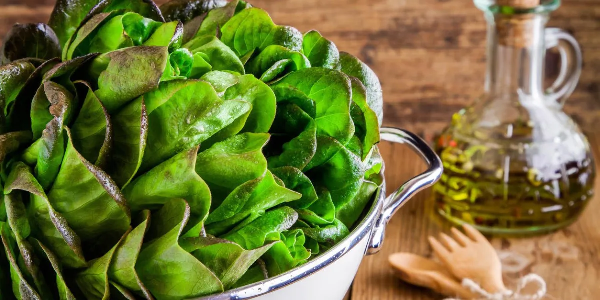 laitue verte verte fraîche sur un fond en bois rustique