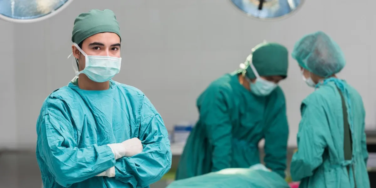 chirurgien au théâtre se prépare à opérer un patient