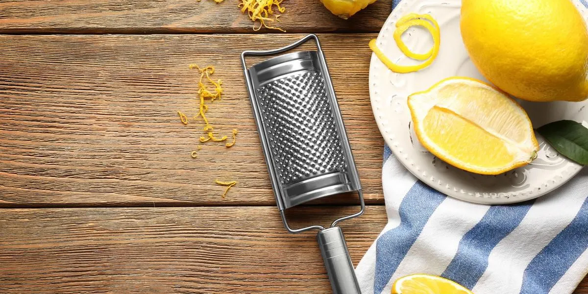 composition avec des citrons et des râpes sur la table en bois