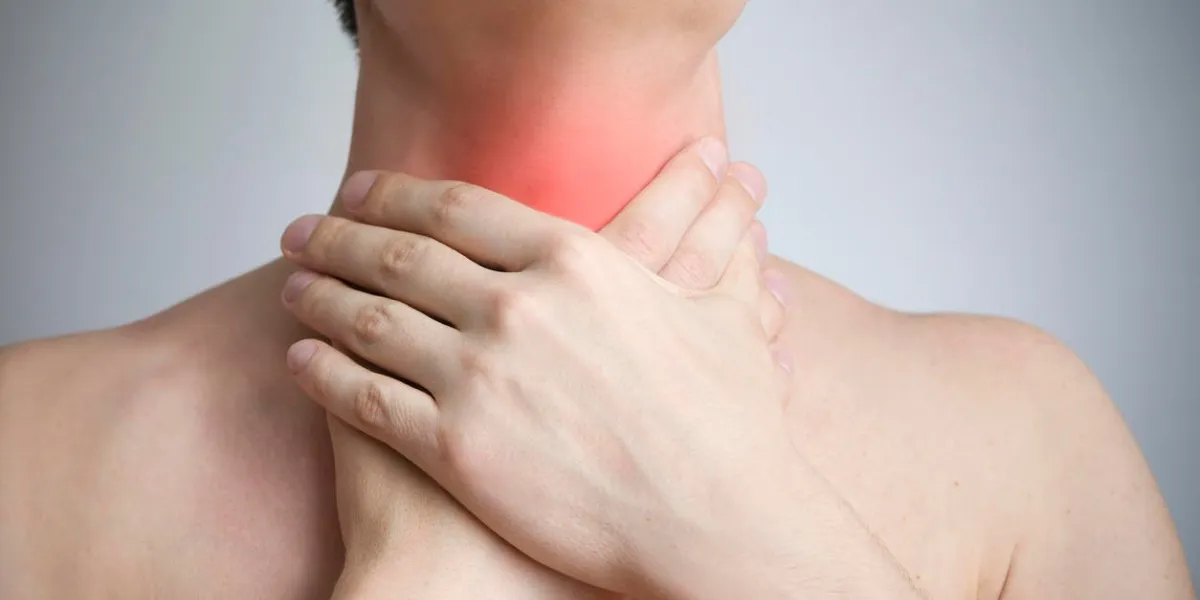 mal de gorge d'un homme touchant le cou point rouge