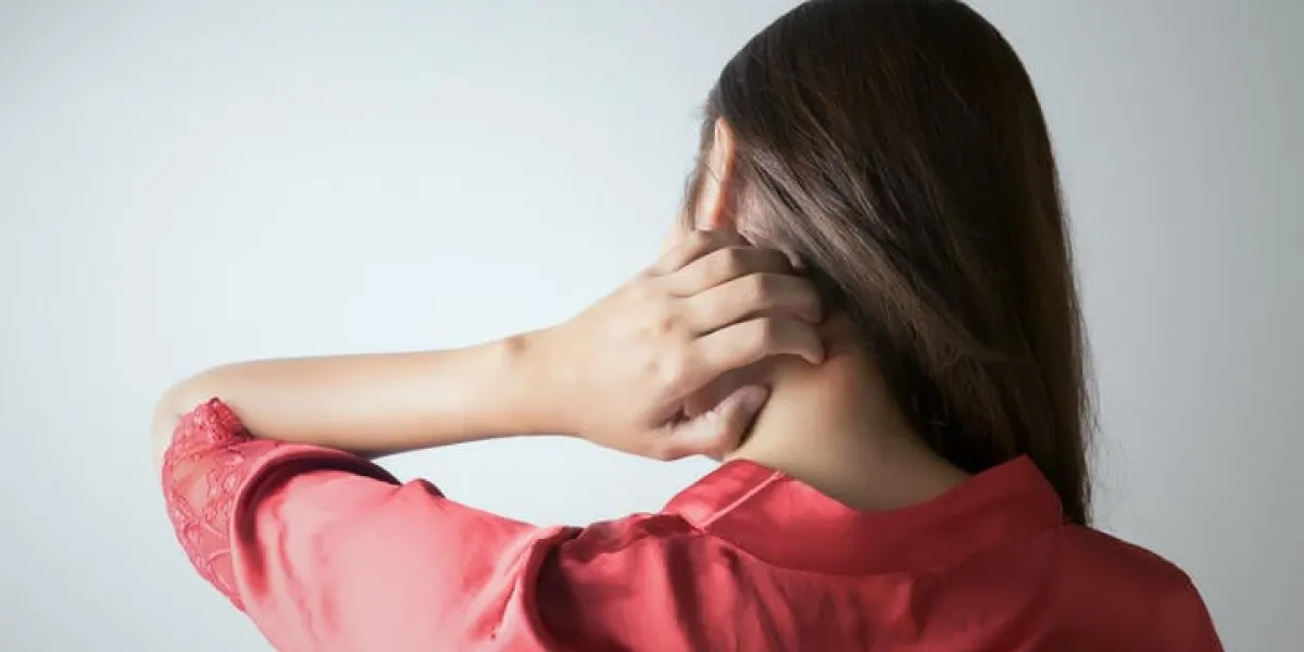 cuir chevelu démangeaisons et éruption cutanée à l'arrière du cou