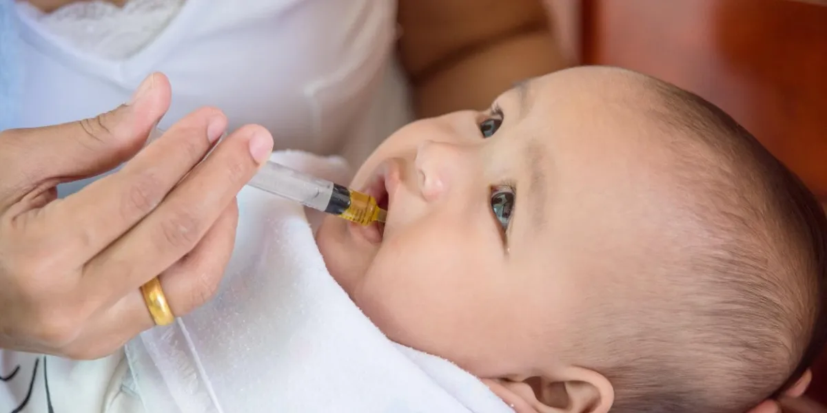 petit enfant asiatique, manger des médicaments de la seringue