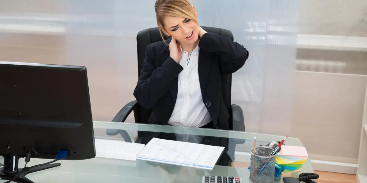 portrait de jeune femme souffrant de maux de tête au bureau
