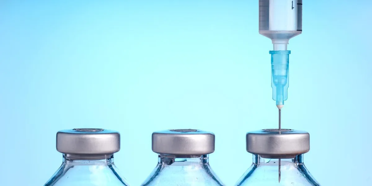 flacons médicaux et seringue, isolé sur fond bleu