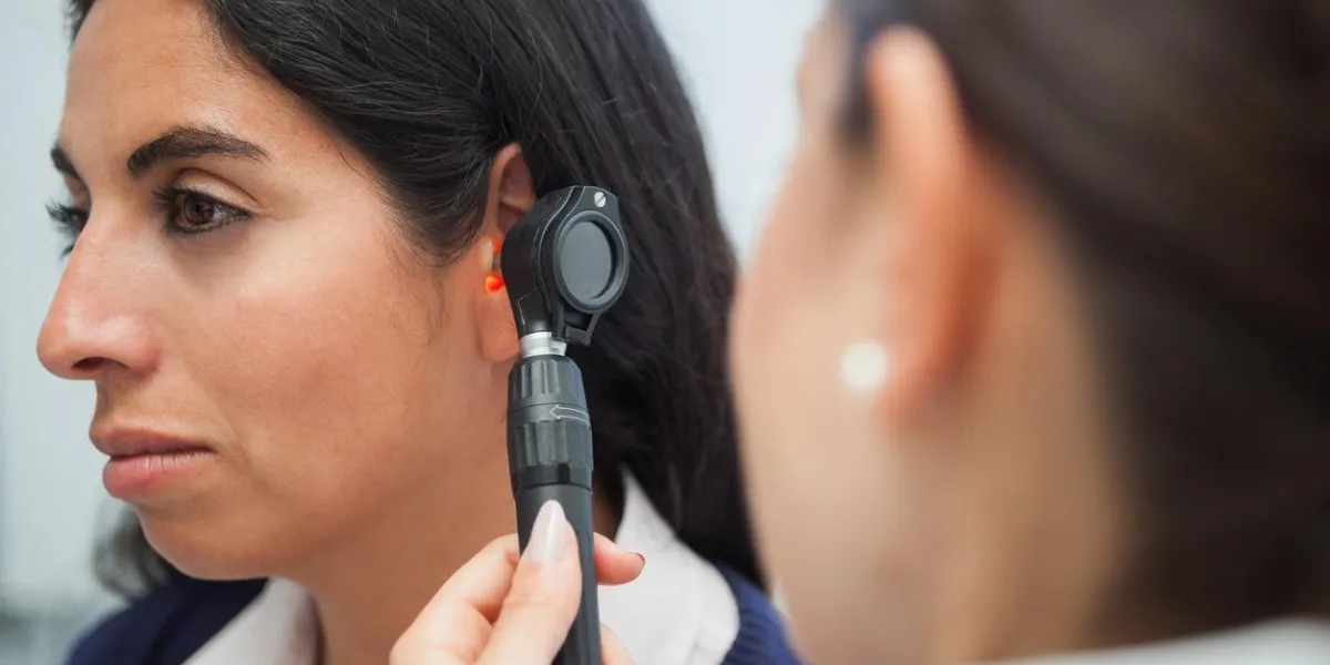 docteur, utilisation, otoscope, instrument, vérification, womans, oreille, hôpital