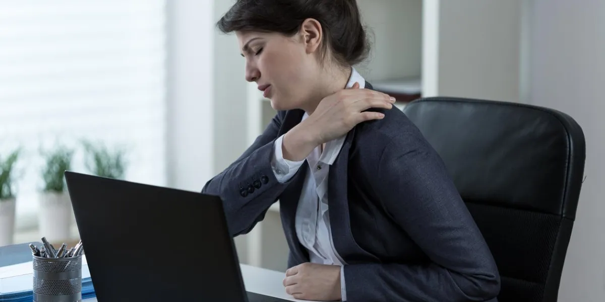 femme d'affaires menant le mode de vie sédentaire causant des maux de dos