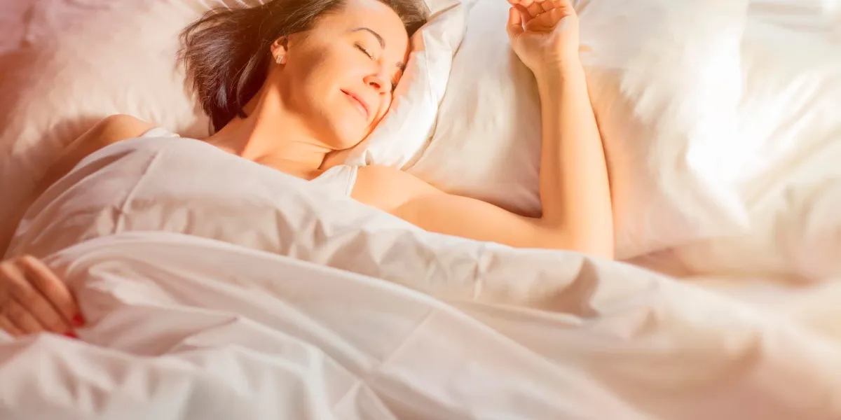 femme appréciant un bon sommeil
