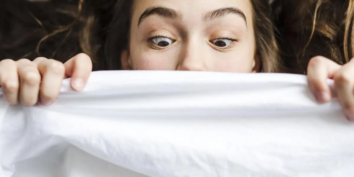 une jeune femme choquante brune avec dans le lit