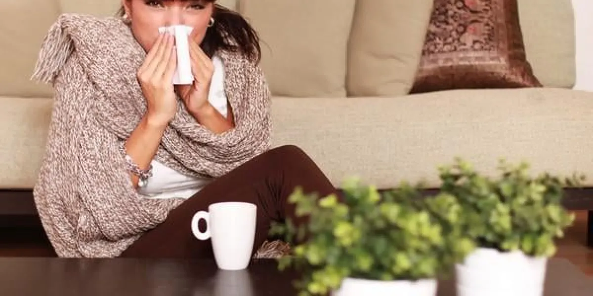 jeune femme avec un rhume