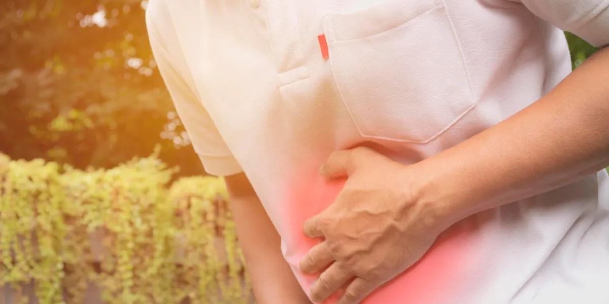 mâle souffrant de maux d'estomac, un homme maux d'estomac à l'extérieur, concept sain