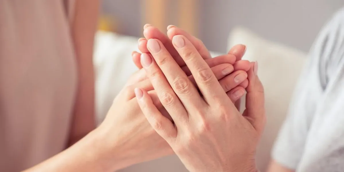 émotions tendres bouchent des mains de femme agréable et sa grand-mère les tenant ensemble tout en exprimant l'amour