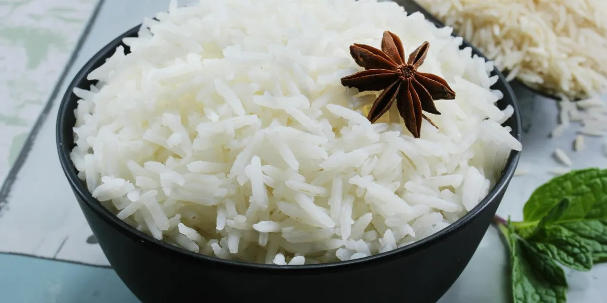 bol de bol de riz basmati basmati cuit, mise au point sélective