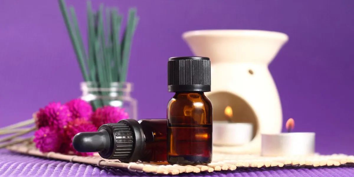 2 bouteilles d'huile essentielle, brûleur d'aromathérapie et bougies vont spa