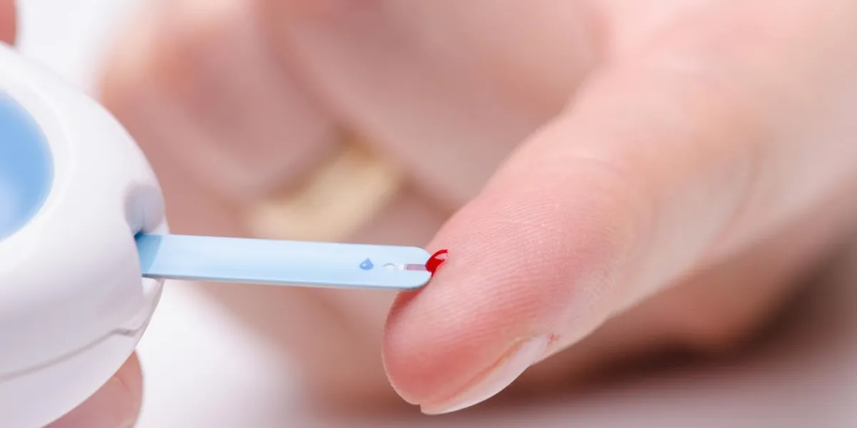 lecteur de glycémie et doigt avec du sang