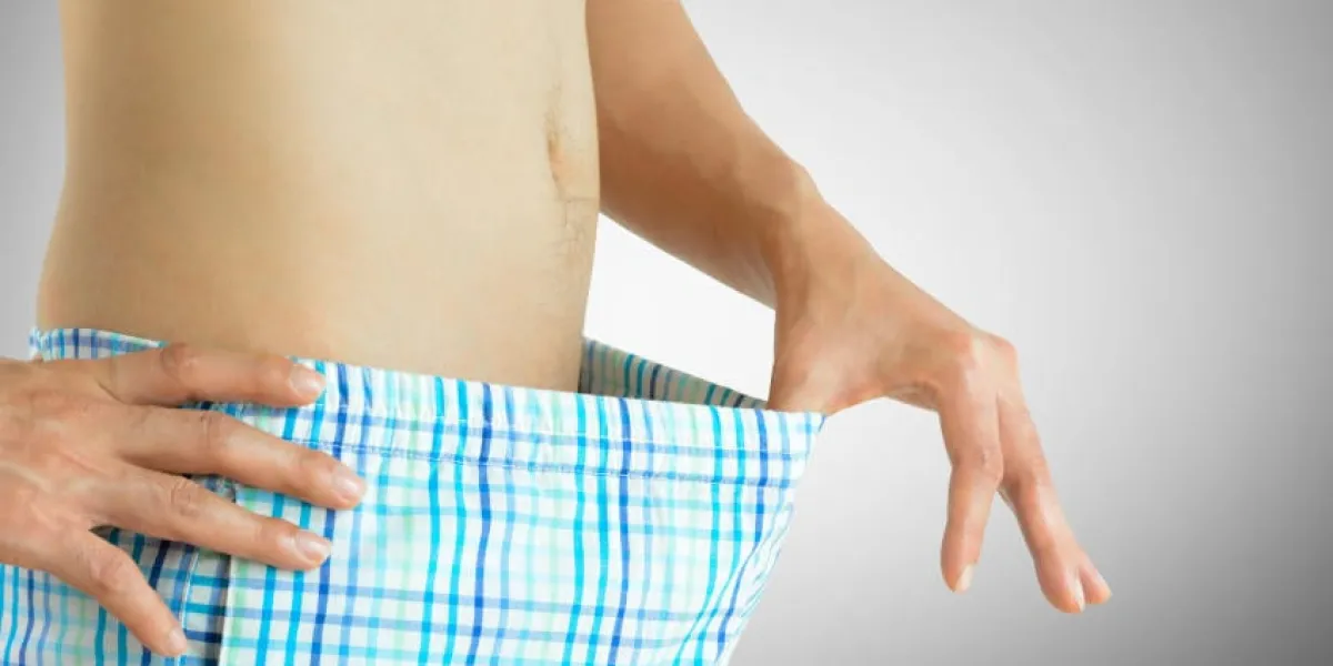 jeune homme regardant à l'intérieur de son caleçon - concept embarrassé sexuel