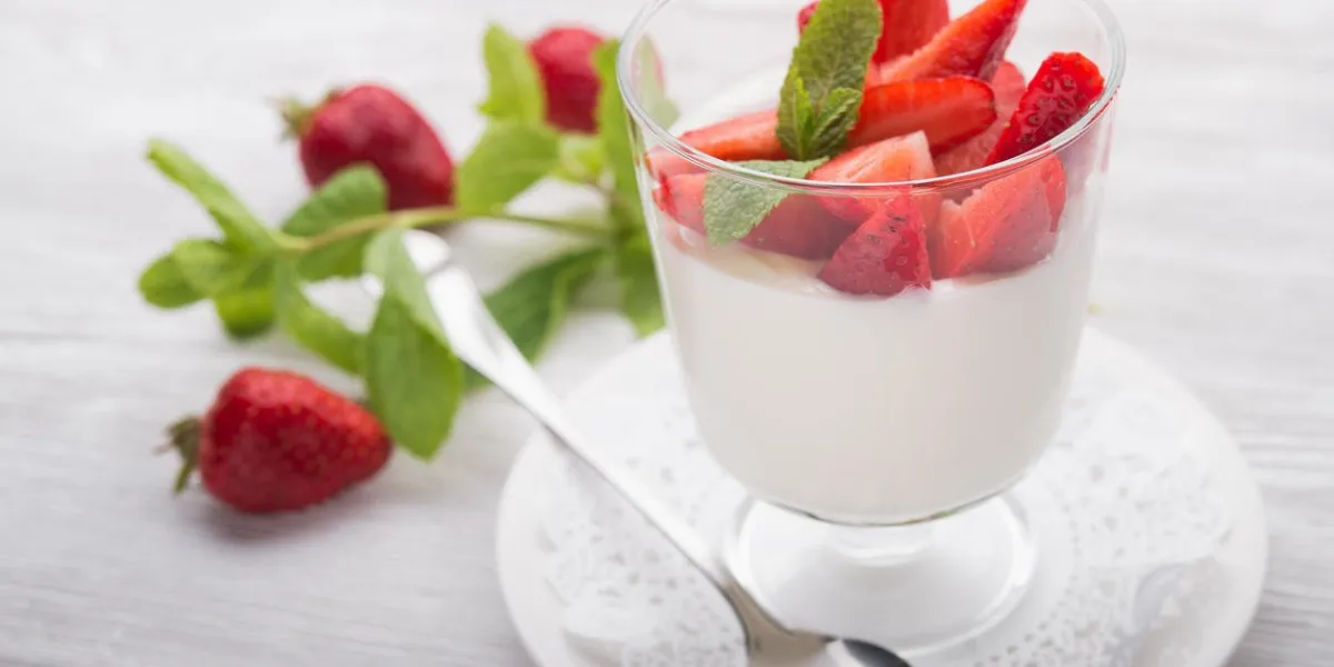 dessert de panna cotta avec des fraises fraîches en verre