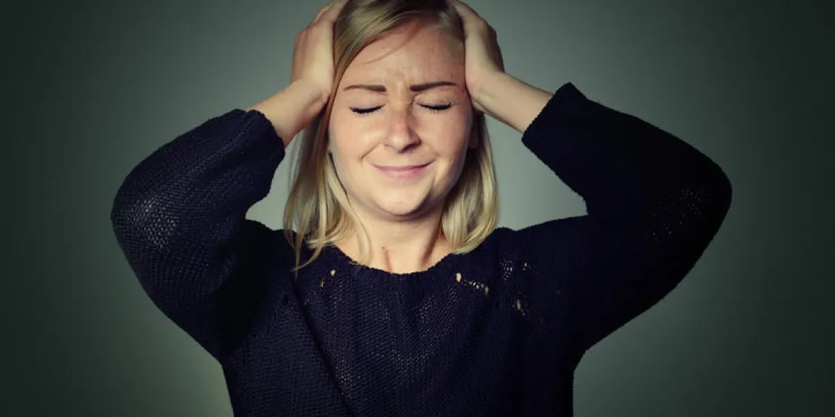 femme avec un mal de tête