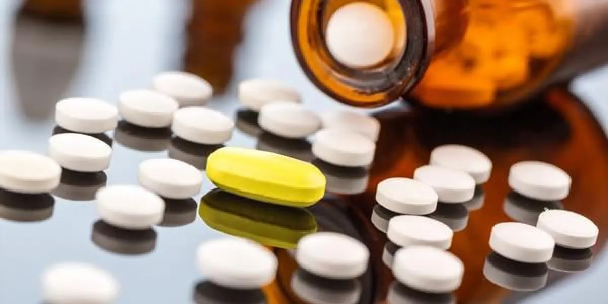 de nombreux comprimés avec un symbole de garde de verre symbole de la dépendance et des coûts en médecine et en médicaments