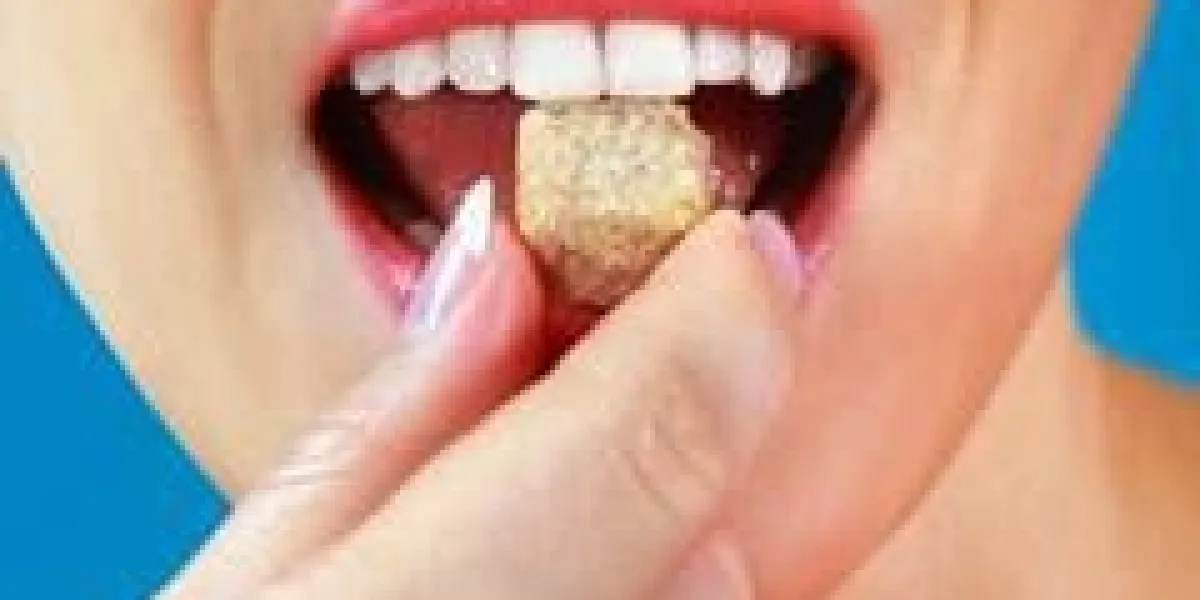 une partie de la belle fille mange un morceau de bonbons