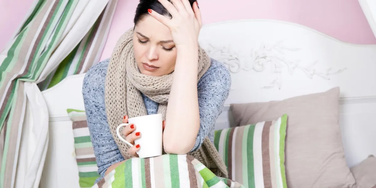 belle jeune femme malade se sentir malade et mauvais allongé sur le lit souffrant de maux de tête et de la température en essayant de se reposer et de dormir sur le lit