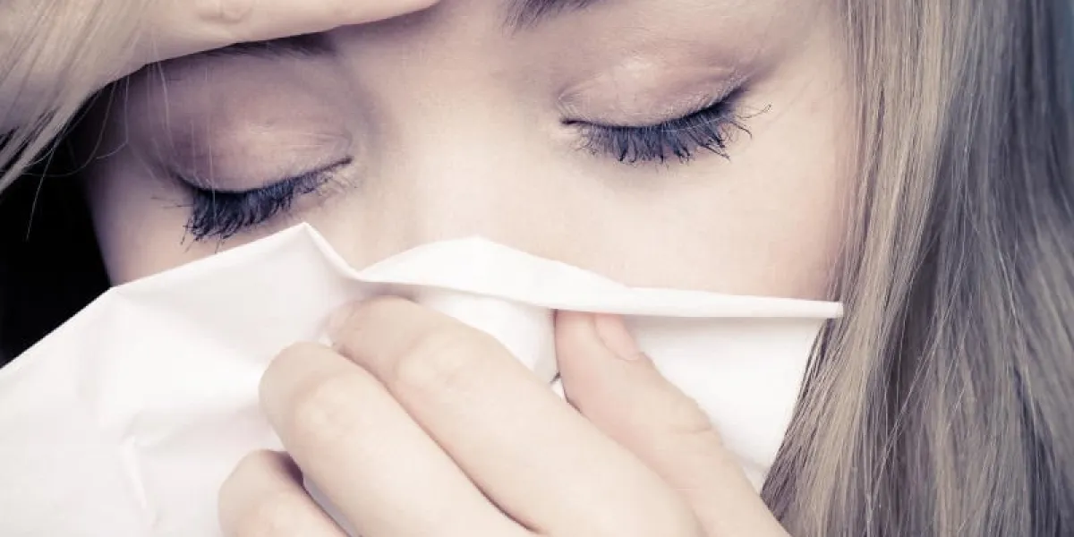 grippe rhume ou un symptôme d'allergie gros plan de malade jeune femme fille avec de la fièvre éternuement dans le studio de soins de santé des tissus photo noir et blanc