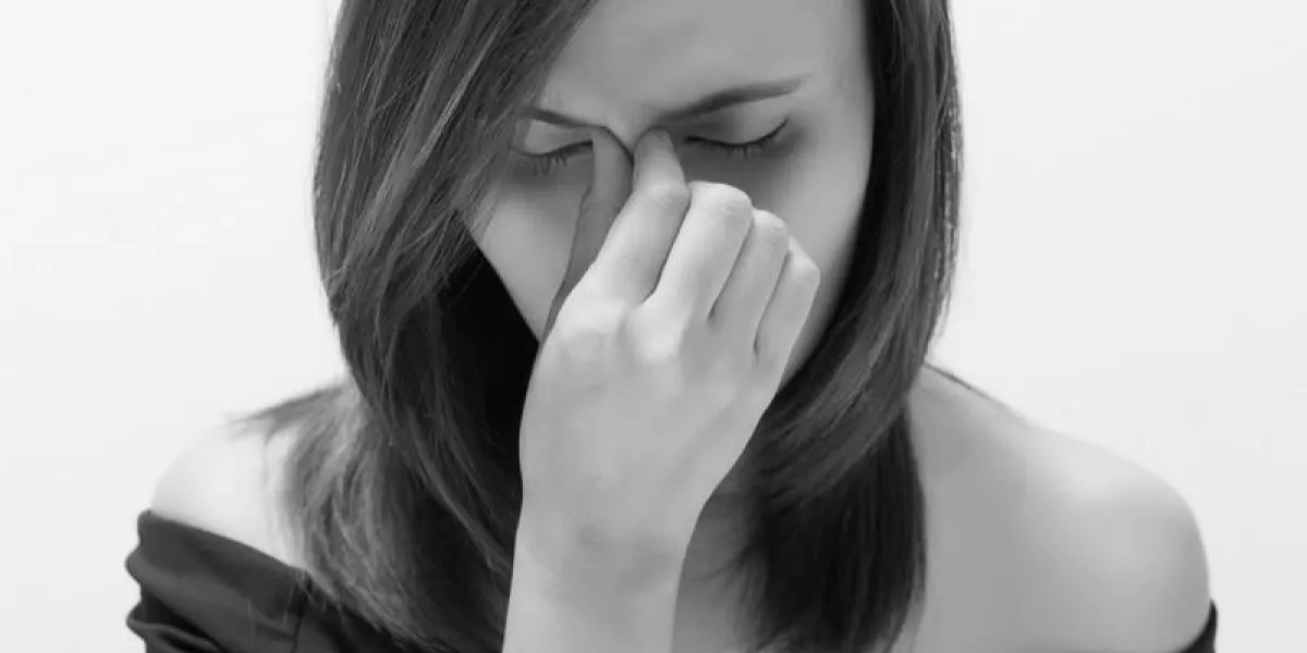 jeune femme avec une douleur de pression des sinus