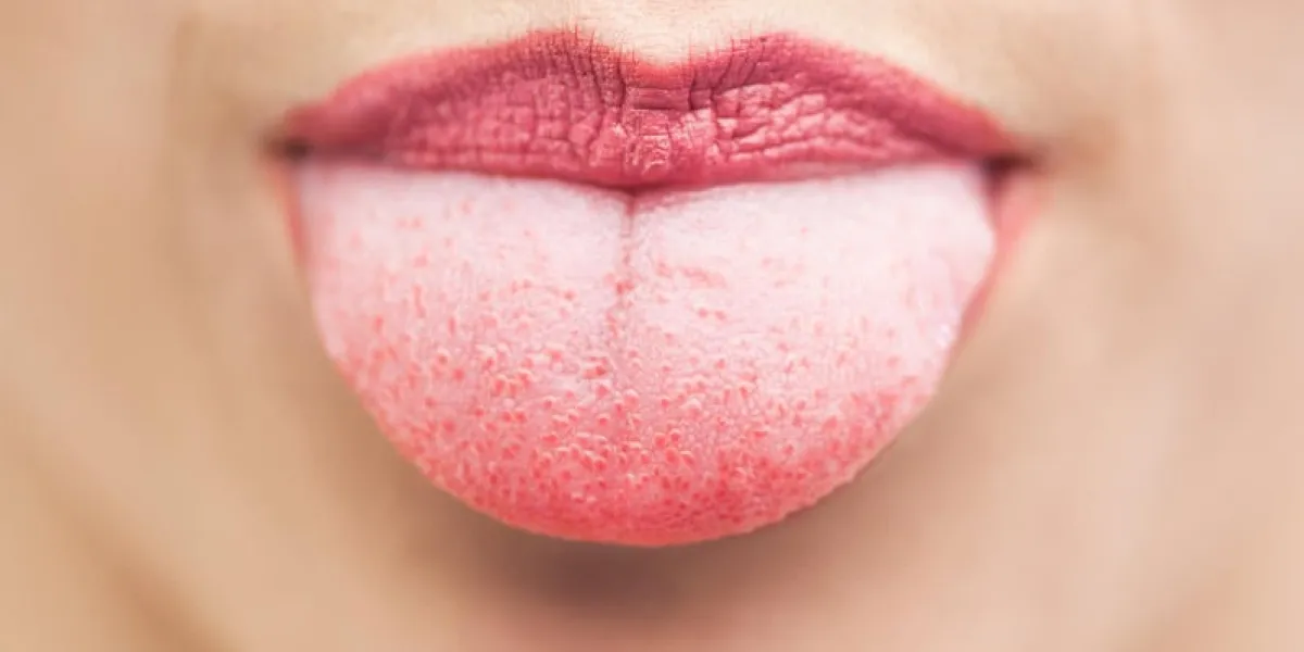 extrême fermer vers le haut sur la belle bouche bouche effrontée