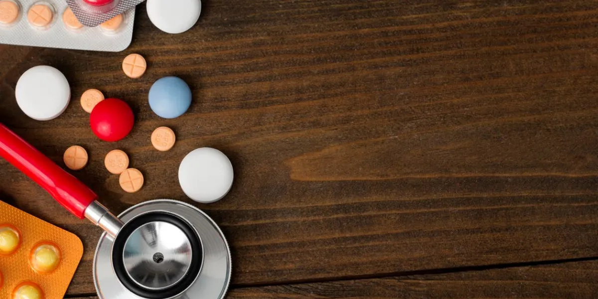 phonendoscope, comprimés, vitamines sur une vue de dessus de bureau