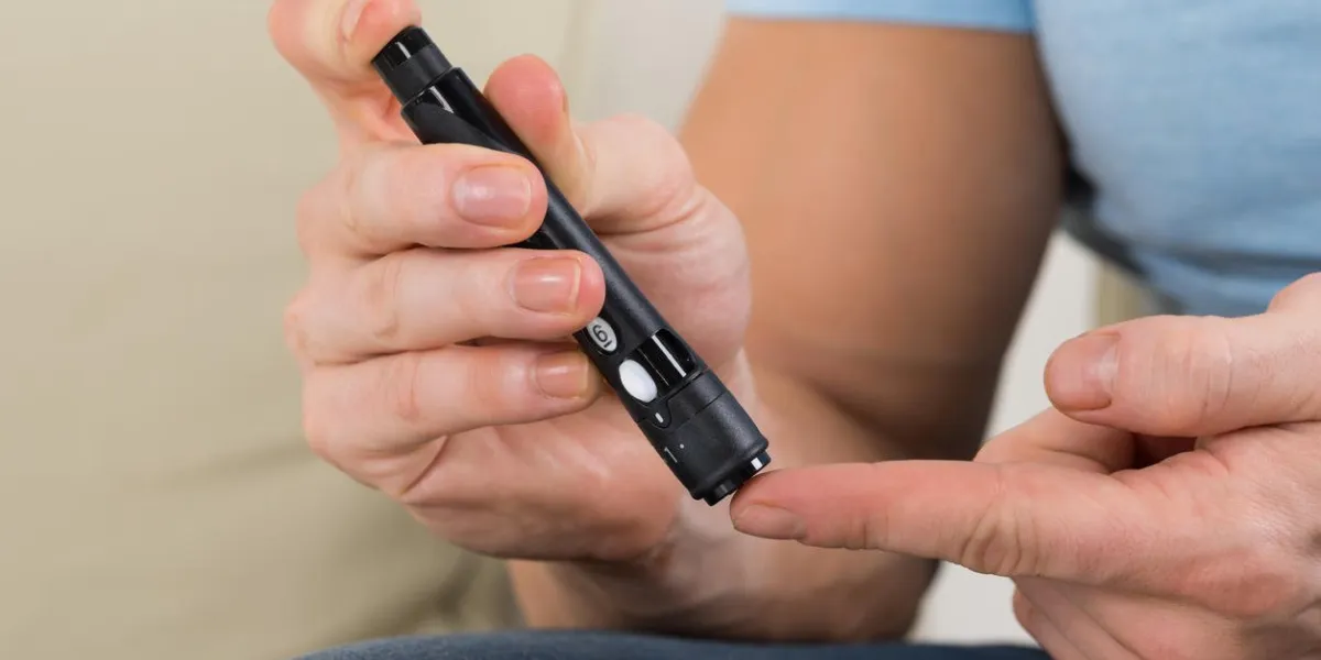 haute vue angle, de, mi adulte, homme, vérification, sucre sang, à, glucose, mètre, chez soi