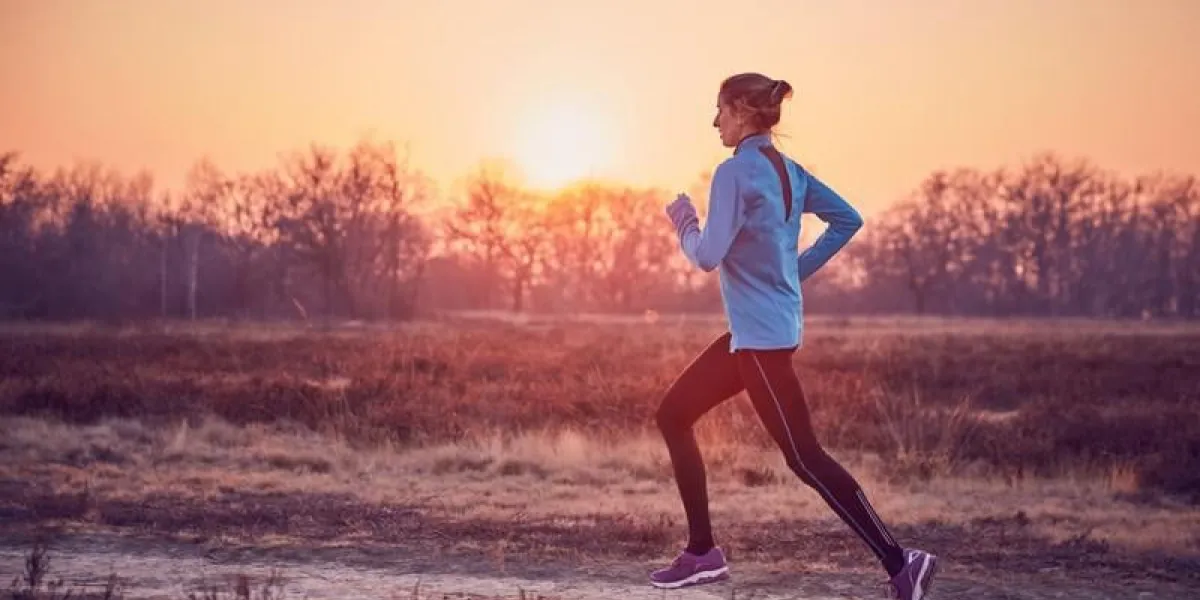 fille athlétique s'entraîner à l'extérieur sur la terre du soir